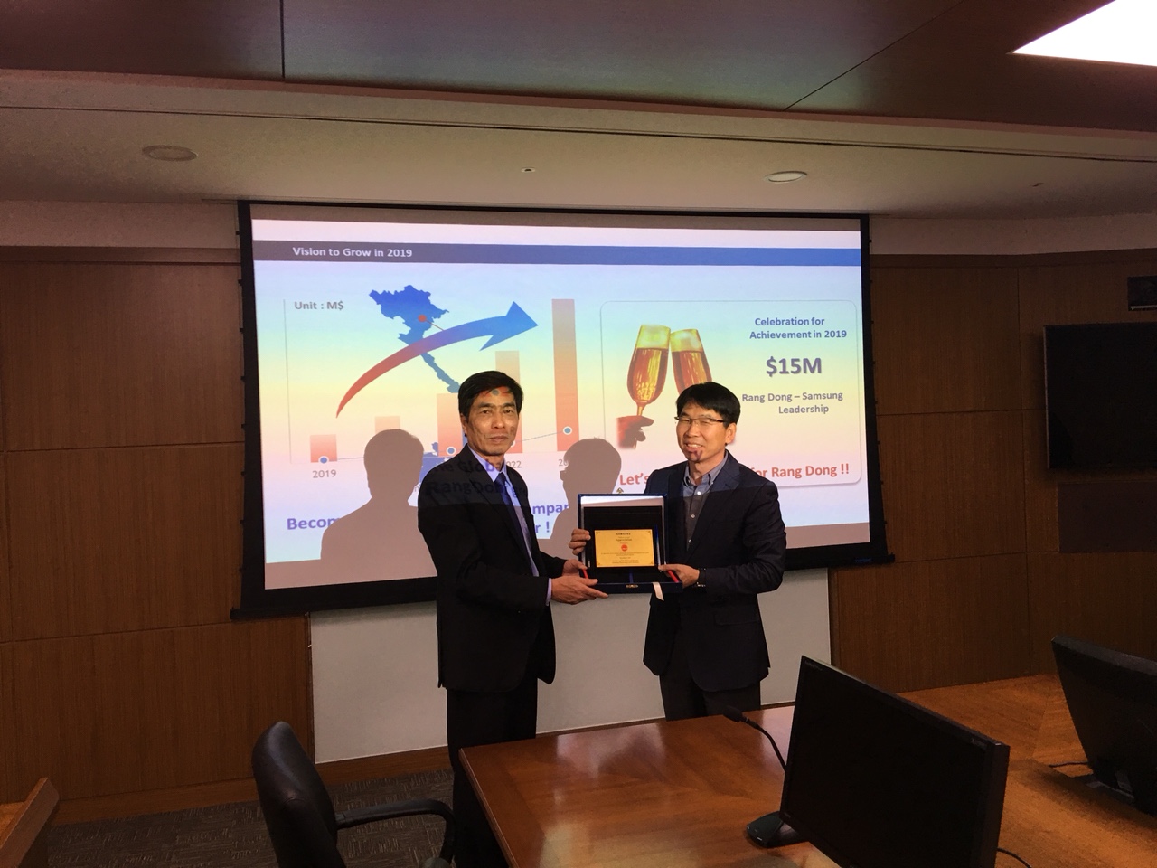 Tập đoàn Samsung trao tặng kỷ niệm chương cho Cty Rạng Đông